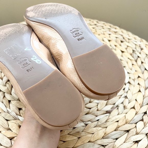 Tory Burch beige patent leather flats with gold monogram logo detail - Picture 8 of 10